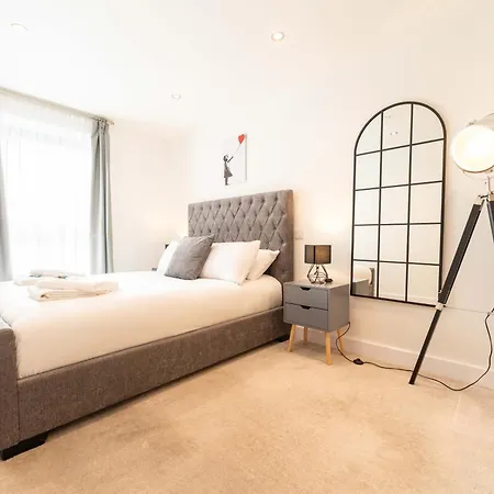 Apartment 2-bedroom 2 Bath In Centre Close To Attractions Leeds (West Yorkshire)